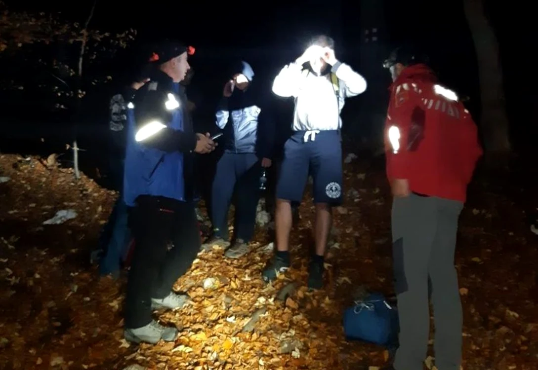 Turiştii erau în pantaloni scurţi şi adidaşi