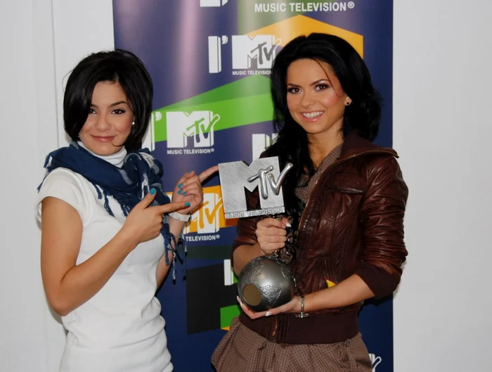 Oana
Tache i-a înmânat Innei trofeul MTV Best Romanian Act 2015 FOTO MTV