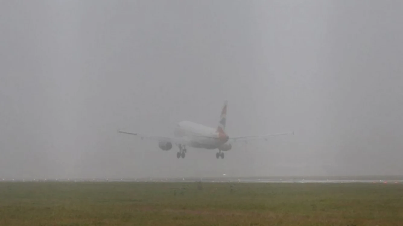 Ceaţa le dă bătăi de cap pasagerilor care călătoresc în aceste zile cu avionul Foto: rtv.net