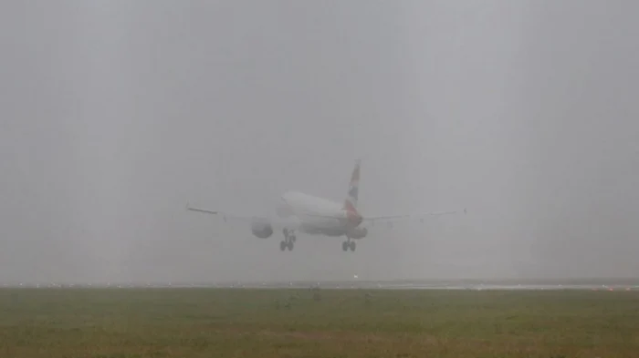 Ceaţa le dă bătăi de cap pasagerilor care călătoresc în aceste zile cu avionul Foto: rtv.net