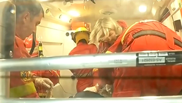 Medicii din ambulanță l-au resuscitat minut în șir, dar bărbatul nu a mai putut fi aslvat