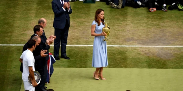 Catherine ducesa de Cambridge cu trofeul Wimbledon 2019 FOTO Guliver / Getty Images / Shaun Botterill
