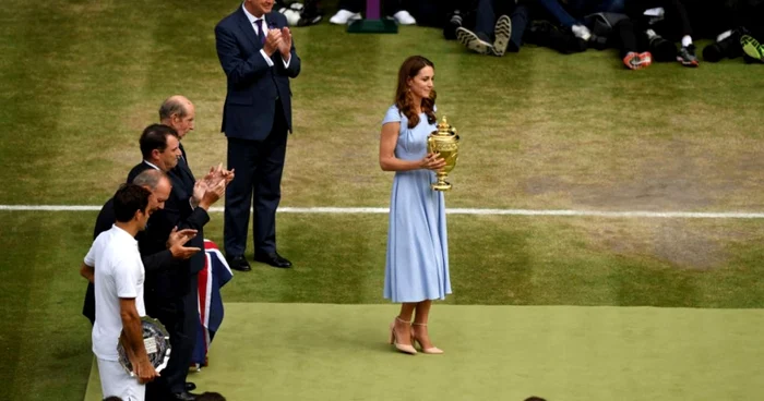 Catherine ducesa de Cambridge cu trofeul Wimbledon 2019 FOTO Guliver / Getty Images / Shaun Botterill