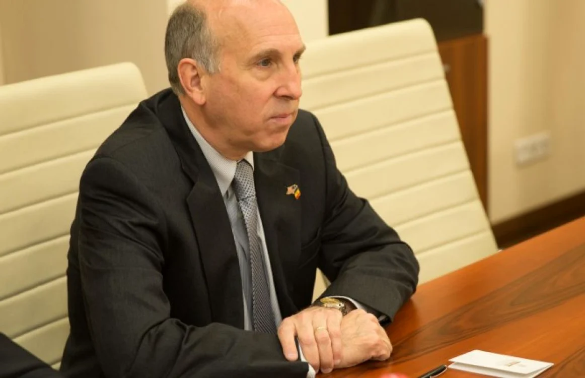Ambasadorul SUA la Chişinau, Excelenta Sa, James Pettit.