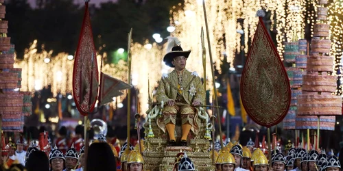 Regele thailandez Maha Vajiralongkorn Bodindradebayavarangkun e purtat de gărzile regale pe un palanquin ca parte a sărbătorilor pentru a marca încheierea ceremoniei de încoronare regală lângă Marele Palat din Bangkok Thailanda FOTO EPA-EFE / Narong 