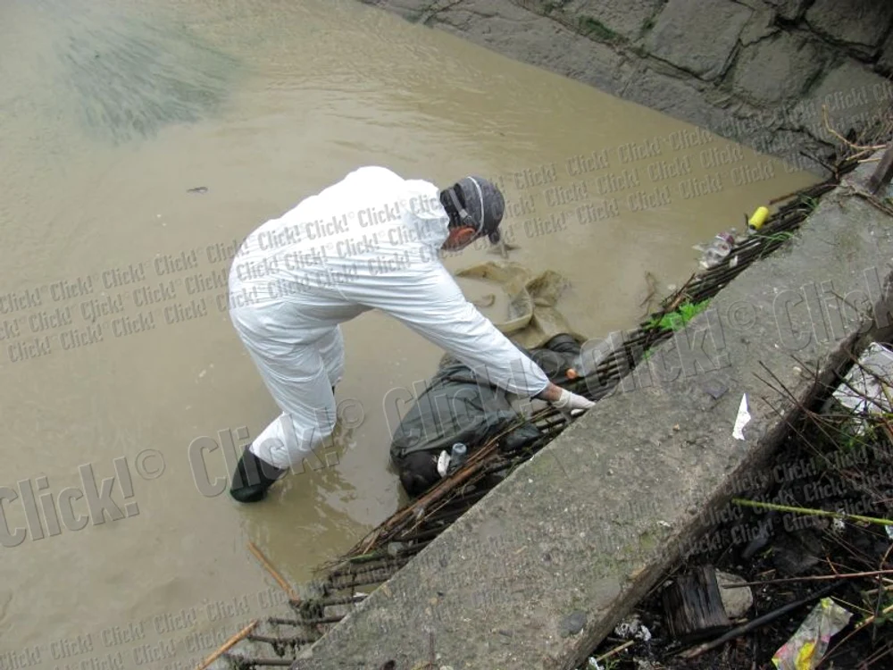 Cadavru găsit pe râul Ialomiţa FOTO: ADS Târgovişte
