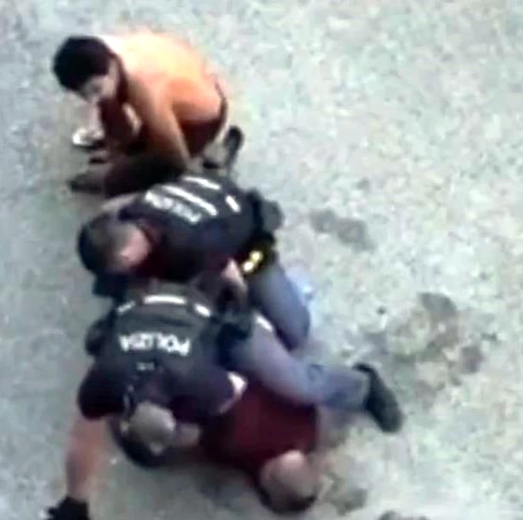 Polițiștii italieni se luptă cu un bărbat