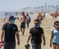 Americanii nu mai ţin cont de restricţii şi au ieşit grămadă pe Huntington Beach FOTO AFP / Apu Gomes  