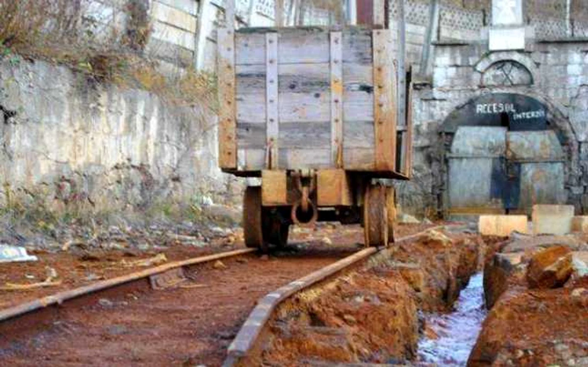Minereul era scos din mină cu ajutorul unor trenulete de mici dimensiuni