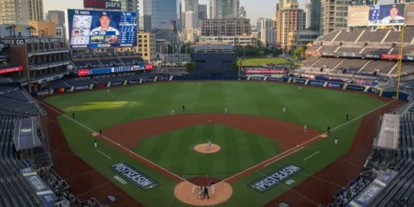 Meciul de baseball dintre echipele Tampa Bay Rays şi New York Yankees pe stadionul PETCO Park din San Diego California FOTO Guliver / Getty images 