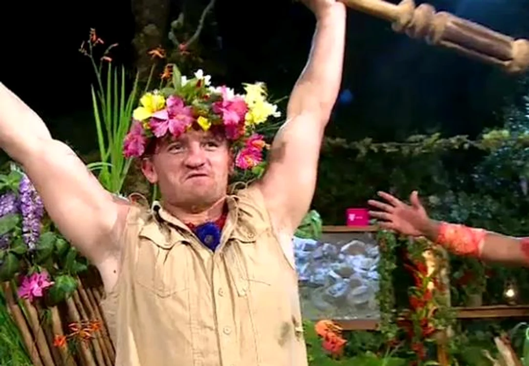
    Cătălin Moroșanu a fost încoronat la 8 martie „Regele Junglei” în show-ul „Sunt celebru, scoate-mă de aici!” (PRO TV)captură: PRO TV  