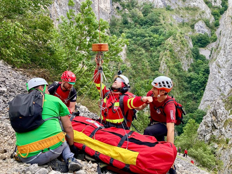 Misiune uimitoare între munți: un elicopter SMURD intervine pentru a salva un tânăr căzut de pe stânci în Cheile Turzii
