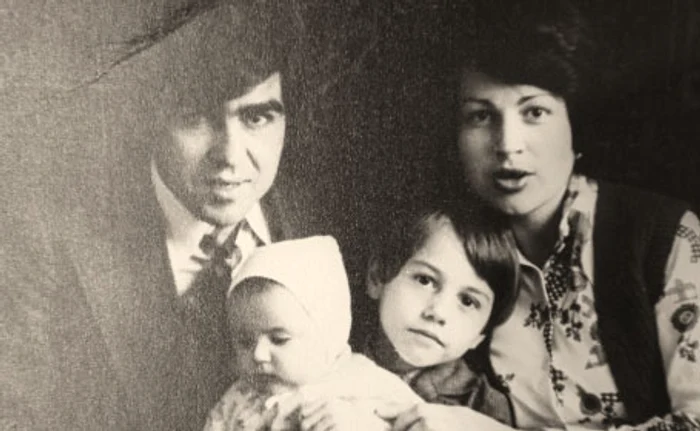 Tablou de familie: Alexandrina bebeluş, fratele, mama şi tatăl p Fotografii: arhivă personală