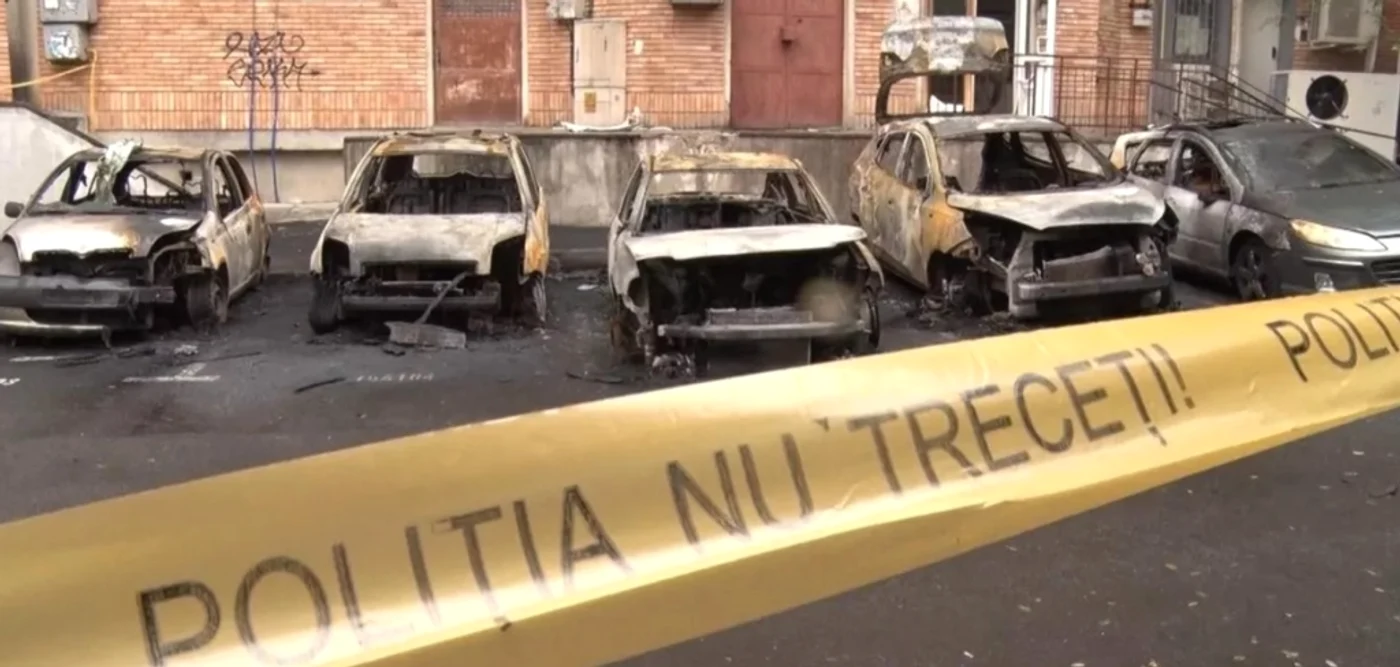 
    În octombrie 2021, un jandarm din Galați a provocat un incendiu în urma căruia au ars 9 mașiniFOTO: ziare.com  