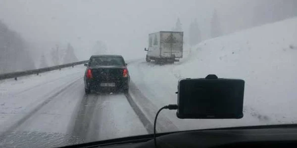 Nu porniţi la drum dacă nu aveţi maşinile echipate de iarnă