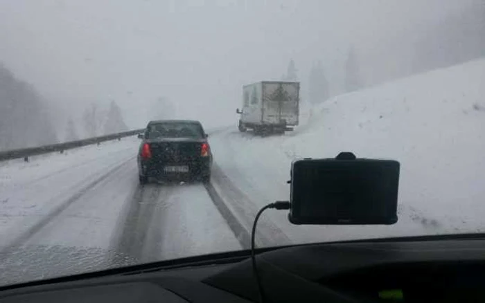 Nu porniţi la drum dacă nu aveţi maşinile echipate de iarnă. FOTOInfotrafic Judeţul Braşov.