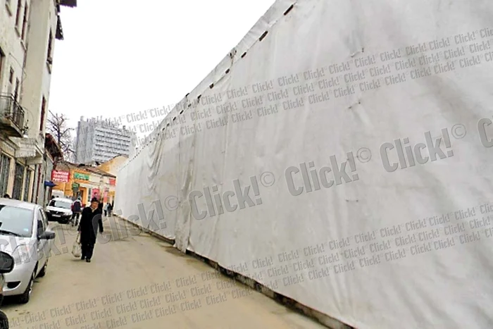 În luna decembrie a anului trecut, fotoreporterii Click! i-au surprins la “treabă“ pe hoţii de fier vechi, care operau la Matache (Fotografii: b365.ro / click!)