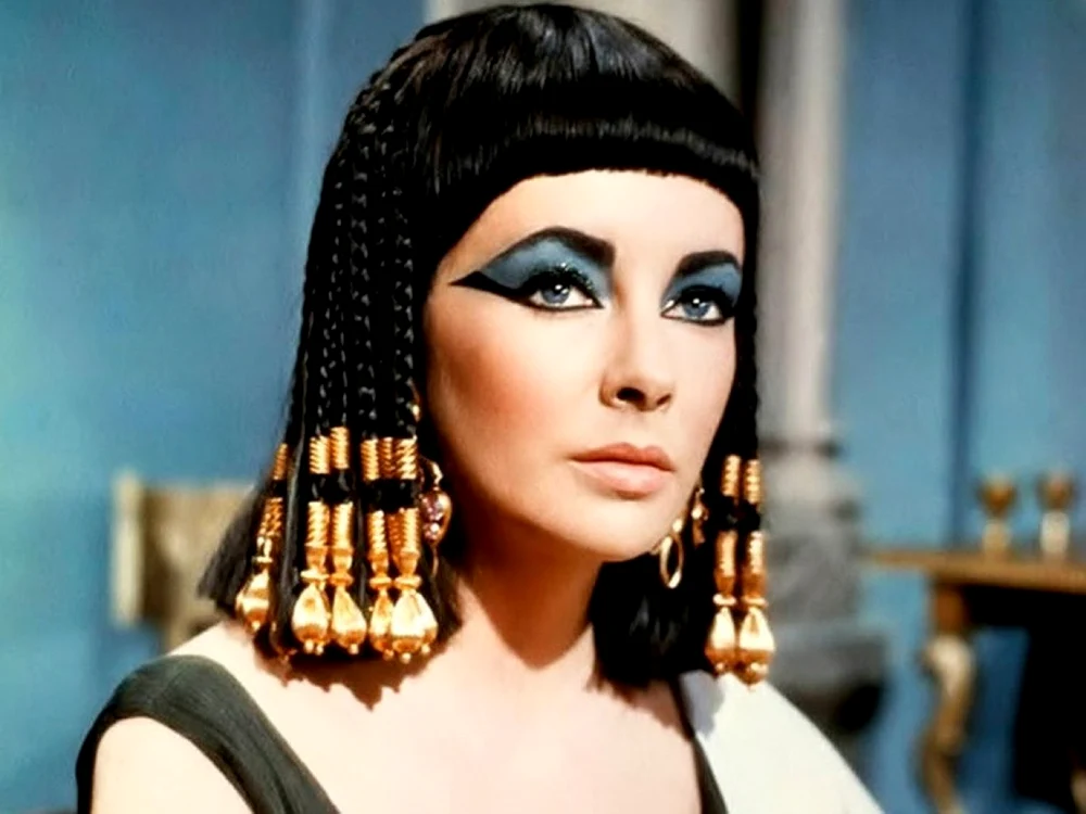 Actriţa Elizabeth Taylor în rolul celebrei Cleopatra, regina Egiptului Foto:minhafilhavaicasar.com