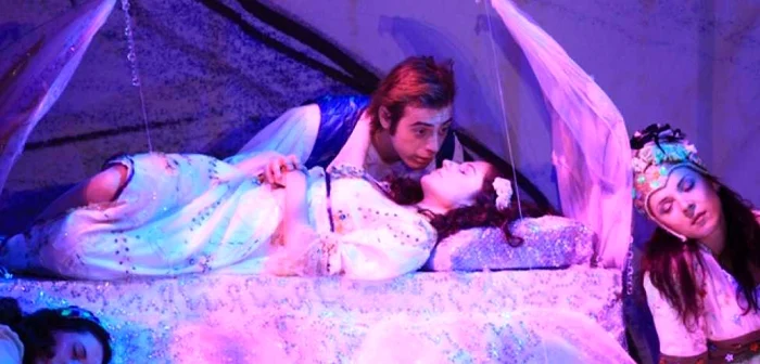 Scenă din spectacolul „Zâna Zorilor”, la Teatrul Excelsior