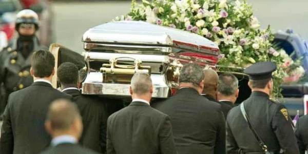 Sicriul a fost scos din biserică pe acordurile melodiei din „The Bodyguard", „I Will Always Love You"