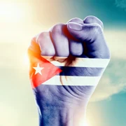 Proteste cuba   pumn cu steagul cubanez FOTO shutterstock jpg