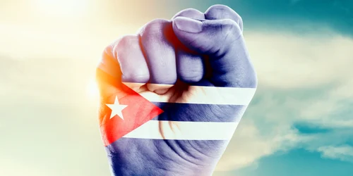 Proteste cuba   pumn cu steagul cubanez FOTO shutterstock jpg