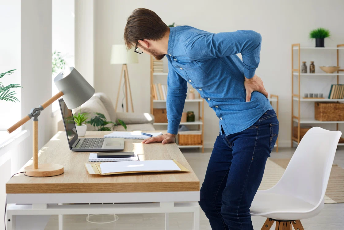 Durerile de spate pot fi un semn al sciaticii. FOTO Shutterstock