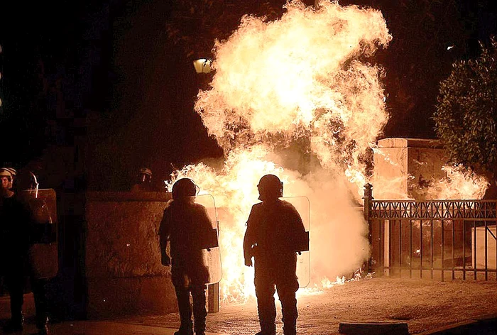 În timp ce parlamentarii discutau, atenienii se luptau cu poliţia