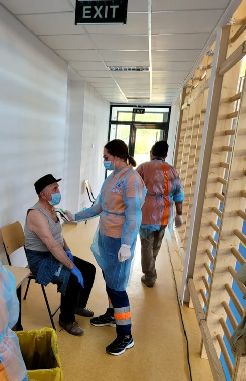 Vaccinarea la sat nu a dat, până acum, rezultatul scontat, aşa că se trece la strategia „din poartă-n poartă“ FOTO: Prefectura Olt