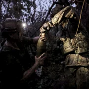 Soldați ucraineni în prima linie, lângă orașul estic Ceasiv Iar FOTO EPA-EFE