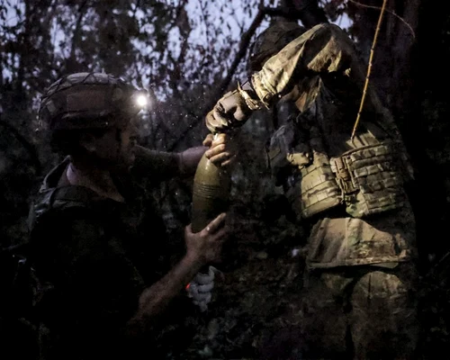 Soldați ucraineni în prima linie, lângă orașul estic Ceasiv Iar FOTO EPA-EFE