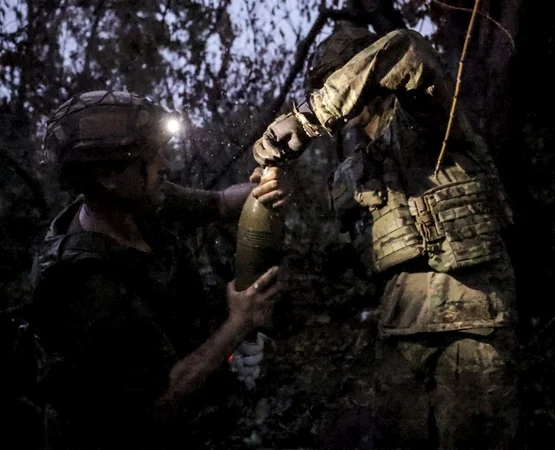 Soldați ucraineni în prima linie, lângă orașul estic Ceasiv Iar FOTO EPA-EFE