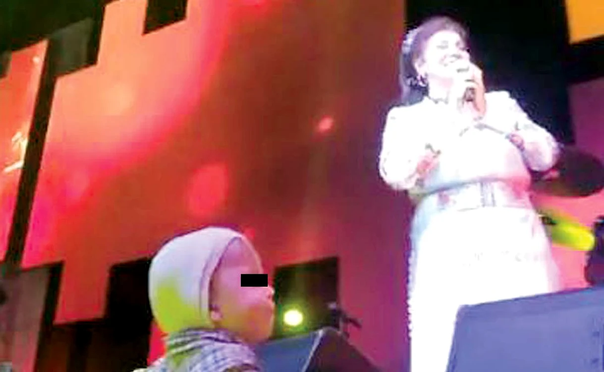 Au venit la spectacol şi mame cu bebeluşi în braţe