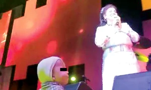 Au venit la spectacol şi mame cu bebeluşi în braţe jpeg