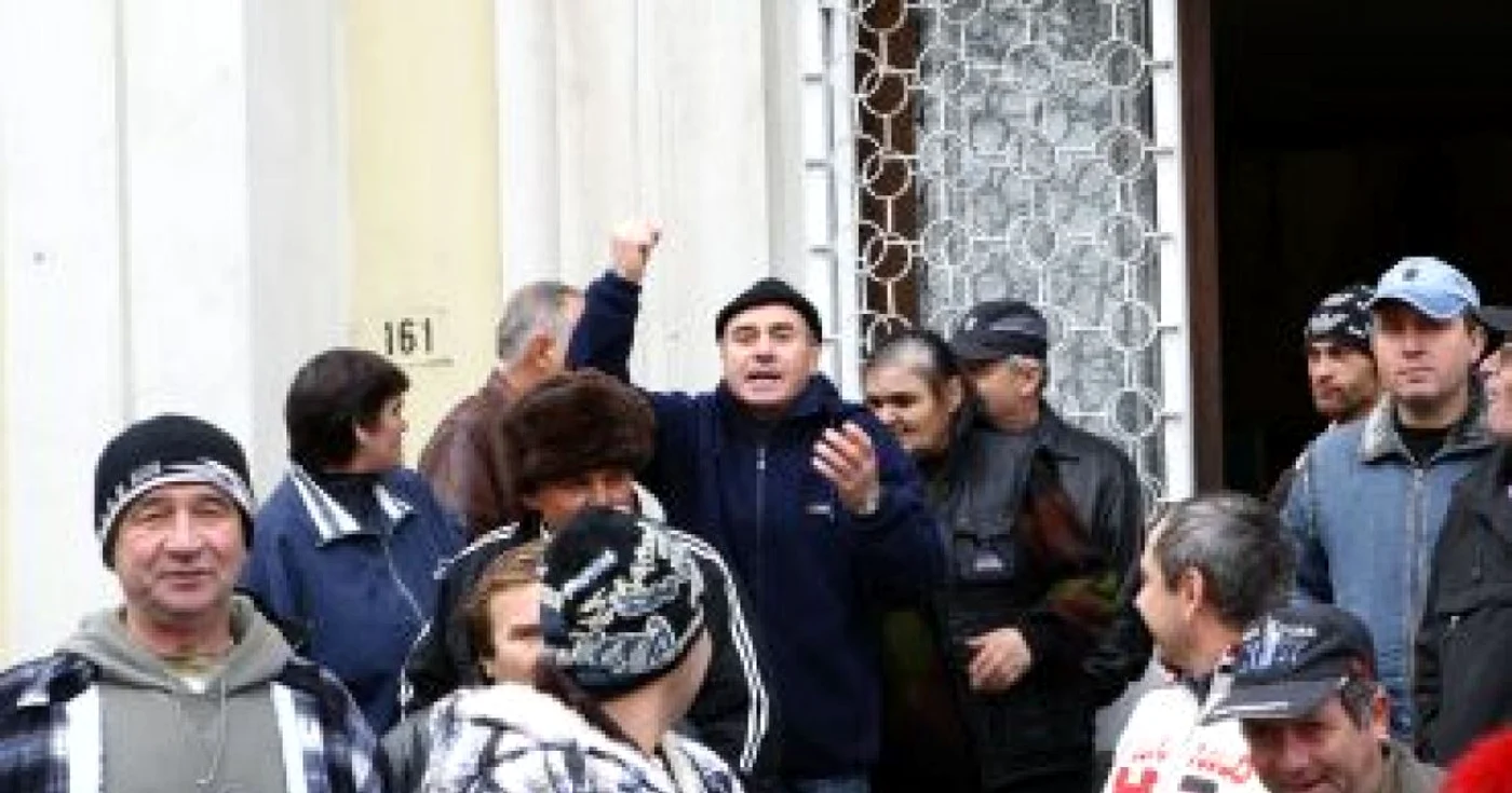 Galaţi: Disperare şi umilinţă  - Angajaţii Unicom au ieşit în stradă pentru că nu şi-au primit salariile de patru luni