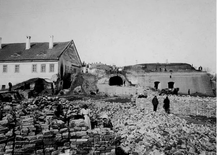 Demolarea zidurilor bastionului Timişoarei FOTO: „Defortificarea Cetăţii Timişoara”/ Colecţia Lucian Muntean