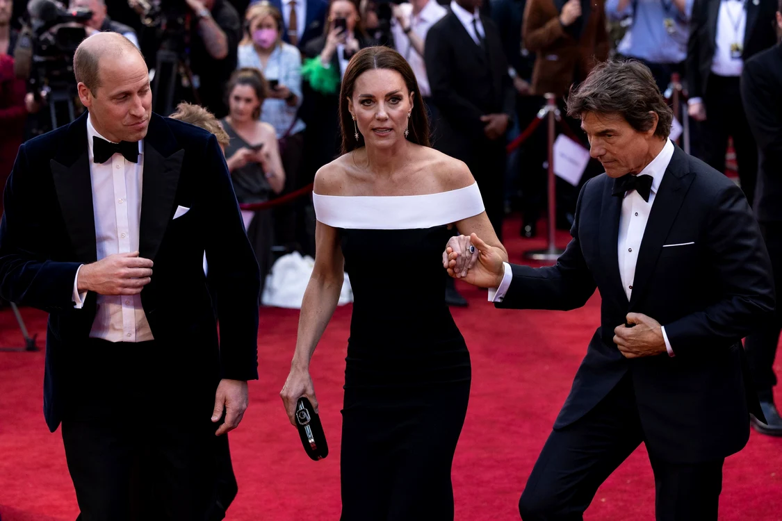 Tom Cruise a ajutat-o pe Kate Middleton să urce treptele Sursă foto: Gettyimages