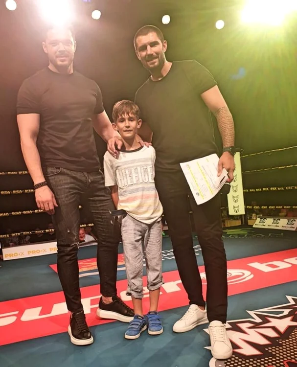 Cătălin Cazacu, alături de fiul lui, Andrei, și de prietenul Victor Slav, la o gală de box
