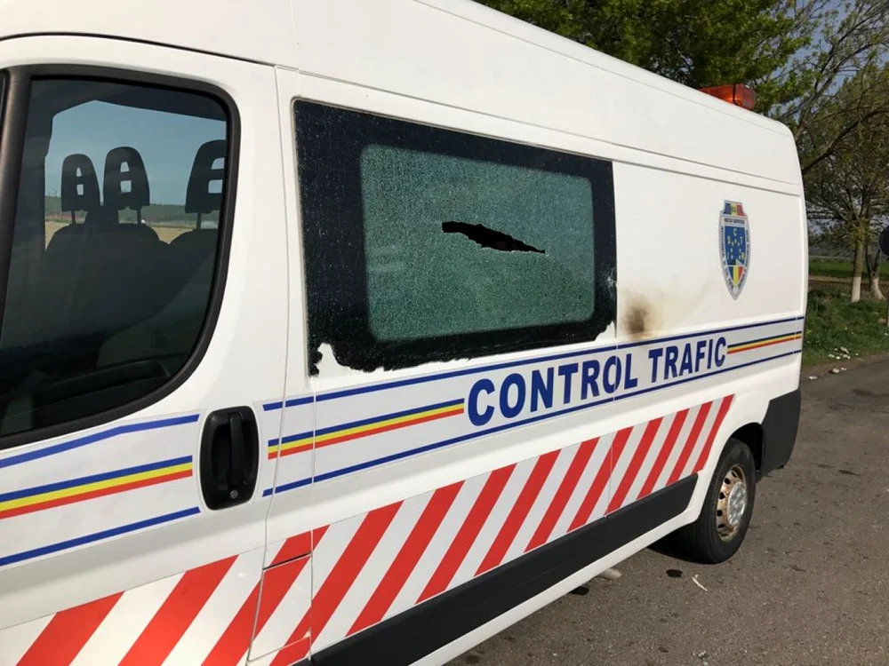 Atac mafiot asupra unei dube a celor de la ISCTR. FOTO www.newabucovina.ro