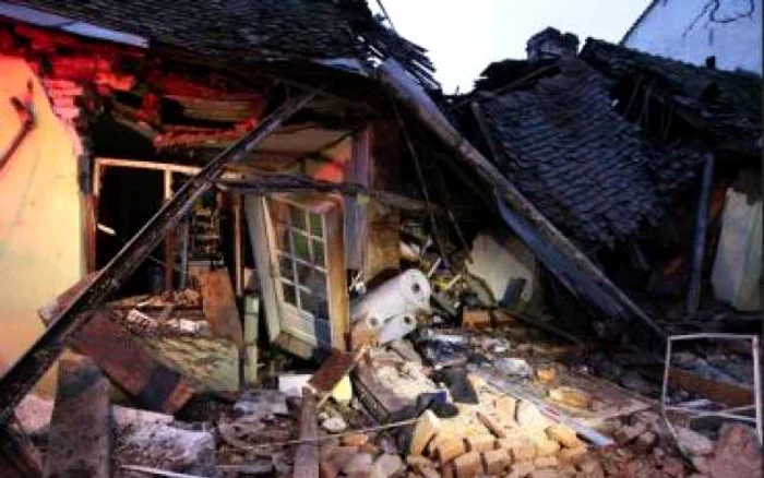 Braşov: Explozie la Făgăraş. O casă spulberată şi o persoană rănită