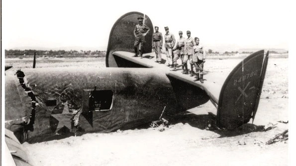 Prințesa Ecaterina Caragea ajută prizonierii americani doborâți în timpul raidului din august 1943 jpeg