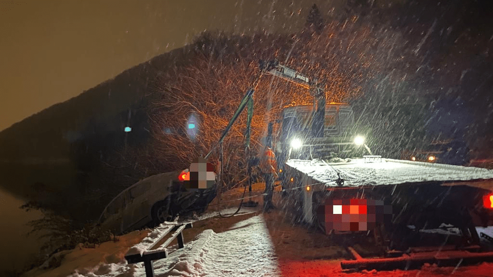 Un șofer drogat a plonjat cu mașina în lacul de acumulare Bâtca Doamnei din Piatra Neamţ