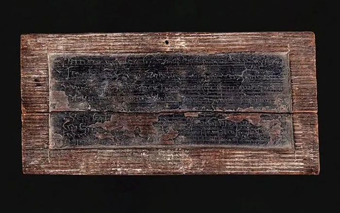Tăbliță cerată descoperită la Alburnus Maior (© Muzeul Național de Istorie a României)