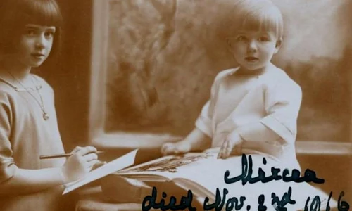 2 Noiembrie: A murit, de febră tifoidă, principele Mircea, ultimul copil al Regelui Ferdinand și al Reginei Maria (n  1912) jpeg