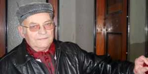 Preşedintele Asociaţiei de Locatari de pe Horea 4, Mircea Câmpian, arată cheia care pune în funcţiune liftul.