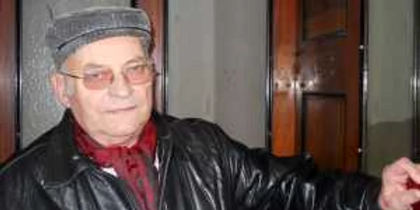 Preşedintele Asociaţiei de Locatari de pe Horea 4, Mircea Câmpian, arată cheia care pune în funcţiune liftul. 