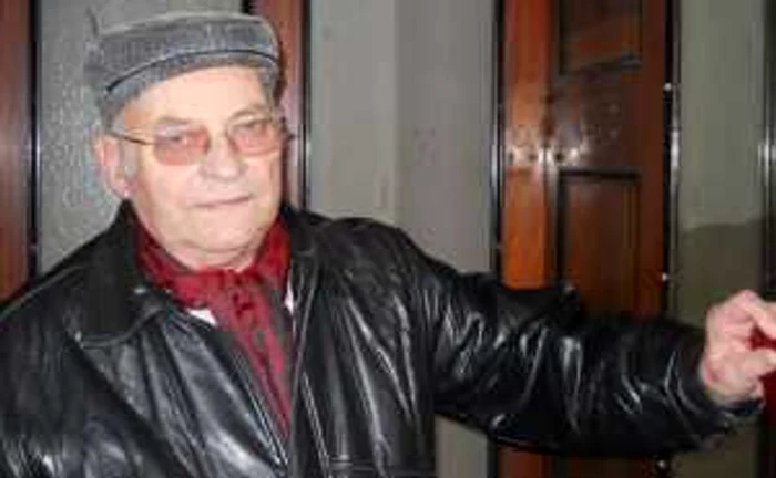 Preşedintele Asociaţiei de Locatari de pe Horea 4, Mircea Câmpian, arată cheia care pune în funcţiune liftul.