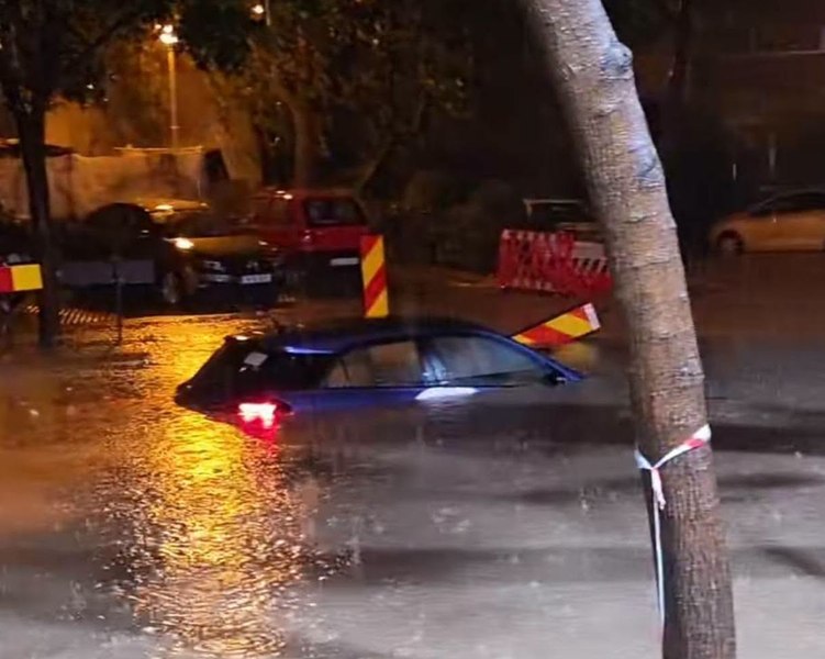 Bucureștiul, paralizat de ploile torențiale. Străzi, bulevarde și stații de metrou, inundate după Codul Roșu