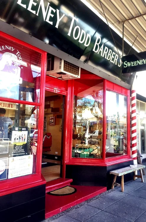 Aalon Sweeney Todd Barber's Shop f nu primeşte persoane vaccinate anti-COVID Foto: Facebook