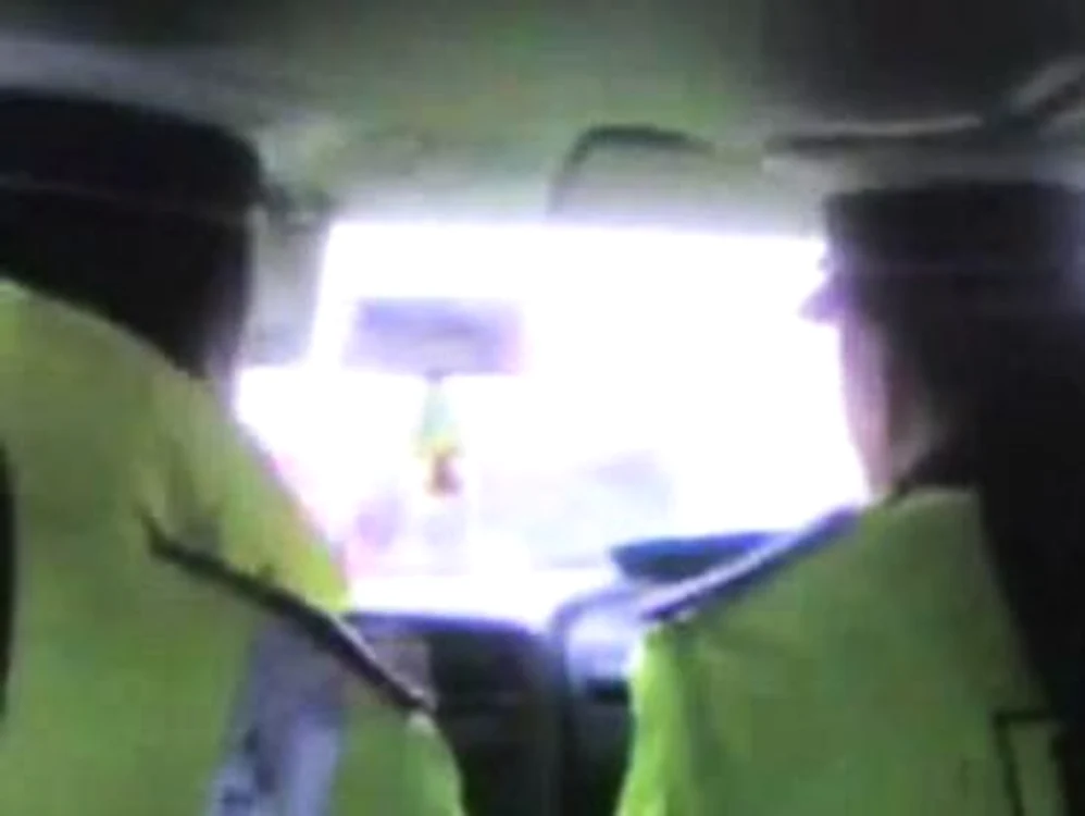 
    Poliţiştii au mai fost filmaţi şi în sediul Serviciului Poliţiei Rutiere Timiş.  